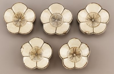 Platillo en forma de flor de ciruelo, Kioto, prefectura de Kioto, período Edo de Taizan Yohei